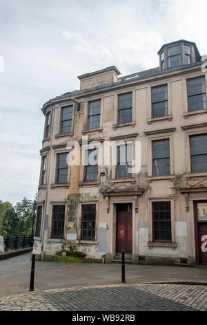 Paisley, Scotland, UK. 24 Août 2019 : Forbes Place qui est à côté du canal de l'eau panier blanc à Paisley. Banque D'Images