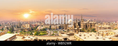 Mosque-Madrassa du Sultan Hassan au coucher du soleil panorama du Caire, Egypte Banque D'Images