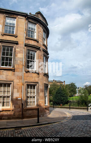 Paisley, Scotland, UK. 24 Août 2019 : Forbes Place qui est à côté du canal de l'eau panier blanc à Paisley. Banque D'Images