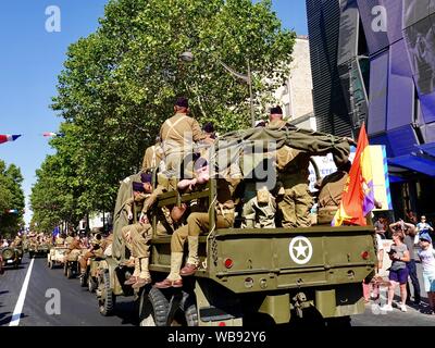 Défilé dans l'Avenue du Général Leclerc, avec des gens habillés en uniforme d'époque et costumes, pour célébrer le 75e anniversaire de la libération de Paris le 25 août 1944, Paris, France. Banque D'Images