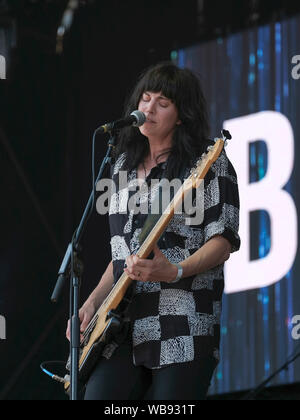 Portsmouth, Hampshire, Royaume-Uni. 25 août 2019. Emma Richardson, femme bassiste avec Band of Skulls en live sur la scène du Festival victorieux, Southsea, Portsmouth, Hampshire, Royaume-Uni/Fletcher-Park Crédit : Dawn Alamy Live News Banque D'Images