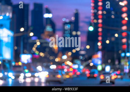 Ville, arrière-plan flou flou artistique, photo de ville avec les lumières et les voitures, la vie nocturne comme arrière-plan, Moscou Banque D'Images