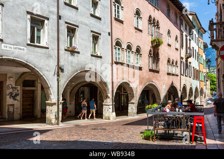 TRENTO, ITALIE - 19 juillet 2019 - Via del Suffragio dans la rue du centre historique de Trento Banque D'Images