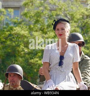 Défilé dans l'Avenue du Général Leclerc, avec des gens habillés en uniforme d'époque et costumes, pour célébrer le 75e anniversaire de la libération de Paris le 25 août 1944, Paris, France. Banque D'Images