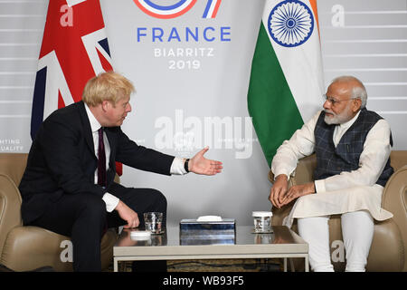 Premier ministre Boris Johnson réunion Inde PM Narendra Modi pour des entretiens bilatéraux au cours du sommet du G7 à Biarritz, France. Banque D'Images