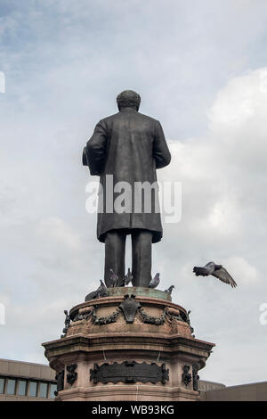 Paisley, Scotland, UK. 24 Août 2019 : Pigeons détente sur la statue de Sir Thomas Coats, juste à l'extérieur du centre de ville de Paisley Banque D'Images