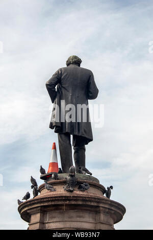 Paisley, Scotland, UK. 24 Août 2019 : Pigeons détente sur la statue de Sir Peter Coats, juste à l'extérieur du centre de ville de Paisley Banque D'Images