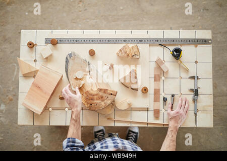 Vue de dessus de l'arrière-plan permanent carpenter méconnaissable à table dans l'atelier alors que le travail du bois, copy space Banque D'Images