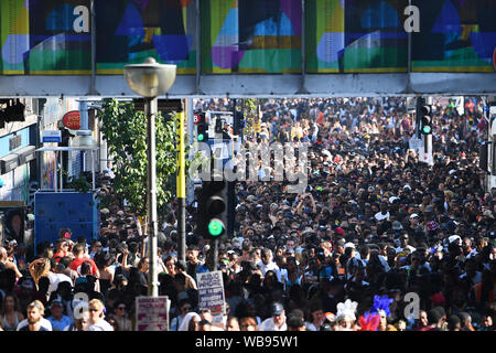 La foule lors de la parade de la Journée de l'enfance à la carnaval de Notting Hill dans l'ouest de Londres. Banque D'Images