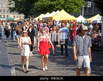 Edinburgh Fringe foules, Grassmarket, Ecosse, Royaume-Uni. 25 août 2019. La foule a été très ensoleillée pour le dernier dimanche de l'Edinburgh Festival Fringe 2019, les restaurants étaient pleins à craquer. La fenêtre contextuelle des stands de nourriture font de bonnes affaires Banque D'Images