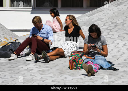 Les gens se détendre sur le dôme d'Amos Rex art museum, construit sous Lasipalatsi Plaza, à Helsinki, Finlande Banque D'Images