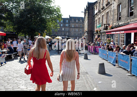 Edinburgh Fringe foules, Grassmarket, Ecosse, Royaume-Uni. 25 août 2019. La foule a été très ensoleillée pour le dernier dimanche de l'Edinburgh Festival Fringe 2019, les restaurants étaient pleins à craquer. La fenêtre contextuelle des stands de nourriture font de bonnes affaires Banque D'Images