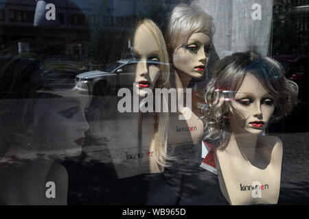 Têtes de mannequin dans une fenêtre d'affichage Banque D'Images