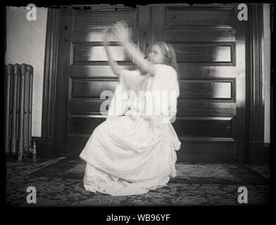 Fille en robe blanche. Période édouardienne photographie amateur, tirée de l'original 3x4 pouces de négatif sur plaque de verre. Banque D'Images