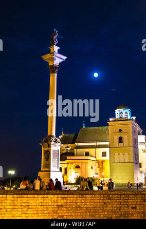 Colonne de Sigismund dans la place du château de la vieille ville la nuit, Varsovie, Pologne Banque D'Images