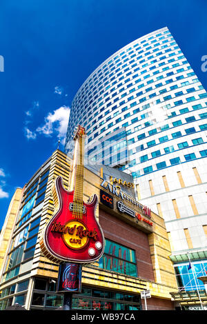 Signe en forme de guitare pour le Hard Rock Café à l'extérieur du centre commercial Zlote Tarasy, Varsovie, Pologne Banque D'Images