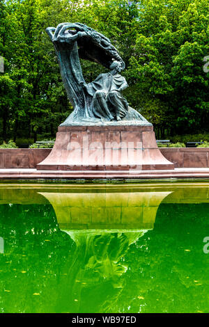 Statue de Frédéric Chopin par Wacław Szymanowski Lazienki Krolewskie (au Parc des Thermes royaux), Varsovie, Pologne Banque D'Images