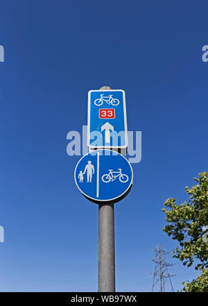 Signes sur cycle route 33 qui relie Worle à montée à Weston-super-Mare, Royaume-Uni. Banque D'Images