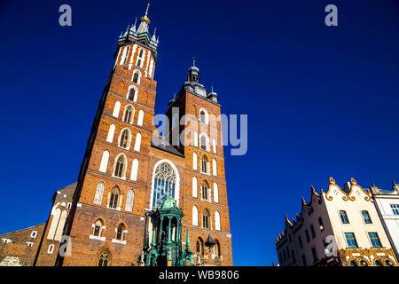 Basilique Sainte Marie (Kościół Mariacki) dans la Grand'Place (Rynek Glowny) de Cracovie, Pologne Banque D'Images