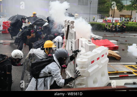 Hong Kong, Chine. Août 25, 2019. 25 août 2019. Hong Kong Les projet de loi sur l'extradition de protestation à Tsuen Wan et Kwai Tsing. Après une marche pacifique grands affrontements ont eu lieu, les manifestants 5e jeter des briques, bouteilles et molotovs à lignes de police qui tiraient des gaz lacrymogènes constante, des balles en caoutchouc et des balles de poivre. La police a également tiré à balles réelles à un point. Une fois dispersé les manifestants mobilisés 2 canon à eau de la police de véhicules. Crédit : David Coulson/Alamy Live News Banque D'Images