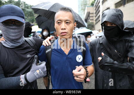 Hong Kong, Chine. Août 25, 2019. 25 août 2019. Hong Kong Les projet de loi sur l'extradition de protestation à Tsuen Wan et Kwai Tsing. Après une marche pacifique grands affrontements ont eu lieu, les manifestants 5e jeter des briques, bouteilles et molotovs à lignes de police qui tiraient des gaz lacrymogènes constante, des balles en caoutchouc et des balles de poivre. La police a également tiré à balles réelles à un point. Une fois dispersé les manifestants mobilisés 2 canon à eau de la police de véhicules. Crédit : David Coulson/Alamy Live News Banque D'Images