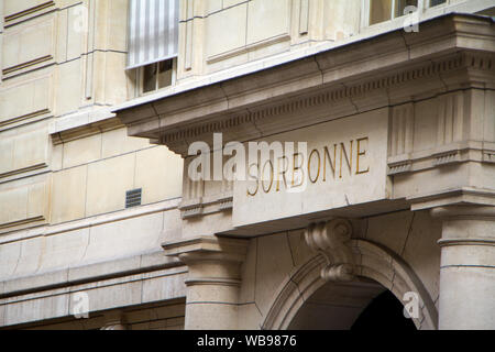 Paris, France - le 7 juillet 2018 : inscription de la Sorbonne au-dessus de l'entrée de la bibliothèque de l'Université de la Sorbonne à Paris Banque D'Images