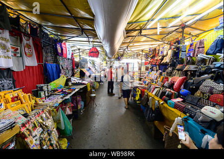 Personnes visitent marché nocturne de Patpong à Bangkok Banque D'Images