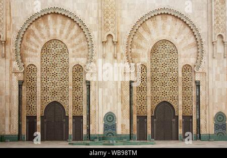 La plus célèbre et impressionnant bâtiment à Casablanca - mosquée Hassan-II. Banque D'Images