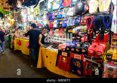 Short de boxe thaï en vente au marché nocturne de Patpong Banque D'Images