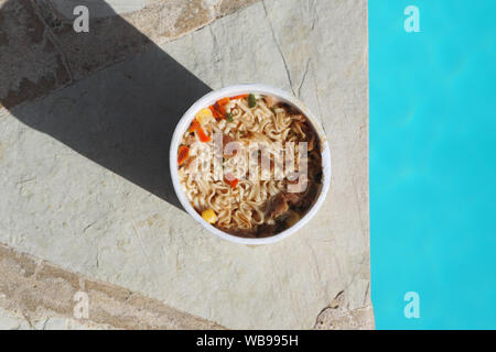 Les nouilles instantanées, près de la piscine. prêt à manger Banque D'Images