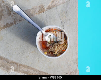 Les nouilles instantanées, près de la piscine. prêt à manger Banque D'Images