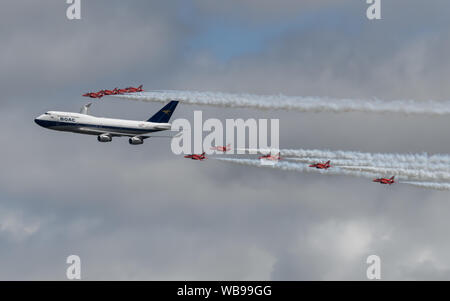 British Airways Boeing 747 en formation avec la Royal Air Force des flèches rouges Banque D'Images