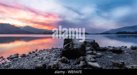 Coucher du soleil à Lake District avec beau ciel et paysage reflets dans le lac. Banque D'Images