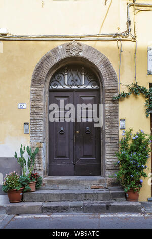 Une vieille porte dans la ville de Lucca, Toscane, Italie. Banque D'Images