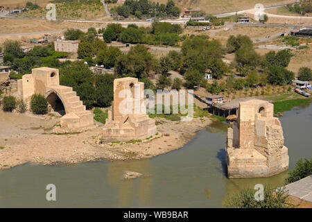 Hasankeyf est en danger d'être inondé par le barrage Ilısu sur le Tigre et de perdre tous ses trésors culturels. Banque D'Images