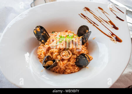 Risotto aux fruits de mer servi dans un restaurant à Chefchaouen, Maroc. Banque D'Images