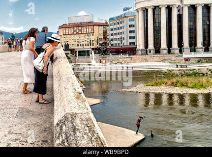 Skopje Macédoine du Nord;;les touristes sur le pont sur la rivière Vardar. Banque D'Images