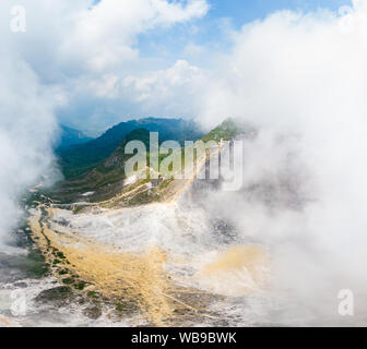 Vue aérienne du volcan Sibayak caldeira active, la vapeur, en destination de voyage Berastagi, Sumatra, Indonésie. Banque D'Images