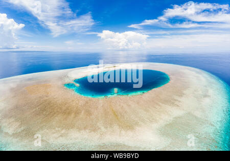 Atoll idyllique aérienne, scenic travel destination Maldives Polynésie Française. Lagon bleu turquoise et de récifs coralliens. Tourné dans le Parc National de Wakatobi, Indonésie Banque D'Images