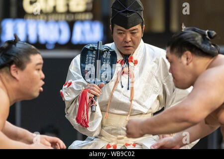 Tokyo, Japon. Août 25, 2019. Les lutteurs de sumo participer à un grand tournoi de sumo au cours de la ''Hakkiyoi» KITTE KITTE événement tenu au complexe commercial. Chaque année, les visiteurs sont venus voir les matches de lutteurs de sumo de division supérieure, y compris grands champions (Yokozuna), dans une tournée régionale de Tokyo ''Grand tournoi de Sumo à KITTE'' qui a lieu le dernier jour de l'événement. Le Hakkiyoi KITTE cas favorise la culture sumo aux visiteurs d'apprendre et de l'expérience sport national du Japon. L'événement a lieu à l'intérieur du complexe commercial KITTE Japon bâtiment Post du 13 août au 25. (Crédit Banque D'Images