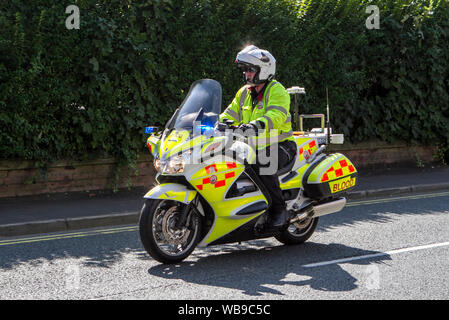 Vélos de sang volontaires du NHS transportant des produits cliniques, avec des lumières bleues clignotantes d'urgence, Ormskirk, Lancashire, Royaume-Uni Banque D'Images