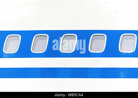 Éléments d'aéronef de passagers avec une bande bleue, close-up. Banque D'Images