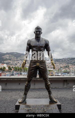 Funchal, Madeira, Portugal - 22 Avril 2018 : la staue Christiano Ronaldo avant l'entrée au Musée CR 7 à Funchal à Madère. Portugal Banque D'Images