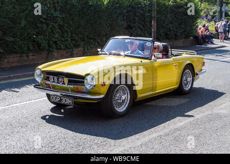 1970 Triumph TR6 jaune à l'Ormskirk Motorfest dans le Lancashire, Royaume-Uni Banque D'Images