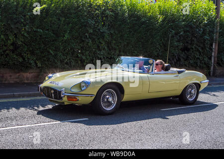 WDO2L Classic British Yellow Jaguar E-type, cabriolet, à toit ouvert, roadster, soft-top, cabriolet à l'Ormskirk Motorfest à Lancashire, Royaume-Uni Banque D'Images