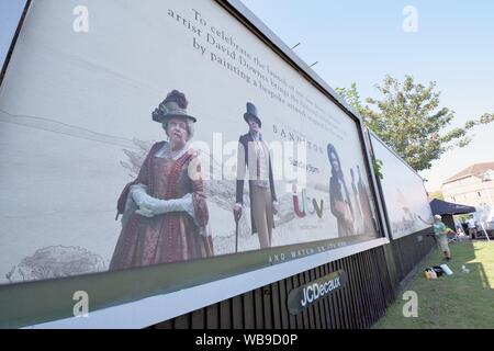 L'artiste britannique David Downes a été commandé par ITV pour créer une grande murale public à Bournemouth en avance sur le lancement de leur drame 2019 Sanditon en août 2019. Peinture publiquement pour 5 jours, Downes recréera une version illustrée de l'art de l'affiche pour un géant sur Sanditon, Billboard dans la ville côtière du Royaume-Uni, pour tenir compte de l'environnement du bord du drame. L'installation restera en place pendant trois semaines après son achèvement. David Downes est un peintre de paysages qui amplifie le sens du lieu et l'heure à travers l'objectif de l'autisme. Banque D'Images