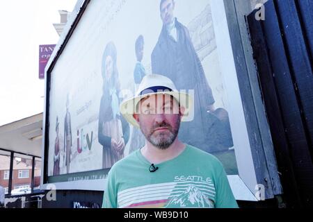 L'artiste britannique David Downes a été commandé par ITV pour créer une grande murale public à Bournemouth en avance sur le lancement de leur drame 2019 Sanditon en août 2019. Peinture publiquement pour 5 jours, Downes recréera une version illustrée de l'art de l'affiche pour un géant sur Sanditon, Billboard dans la ville côtière du Royaume-Uni, pour tenir compte de l'environnement du bord du drame. L'installation restera en place pendant trois semaines après son achèvement. David Downes est un peintre de paysages qui amplifie le sens du lieu et l'heure à travers l'objectif de l'autisme. Banque D'Images