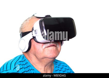 La technologie, la réalité augmentée, des jeux, des divertissements et de personnes concept - man casque virtuel ou les lunettes 3D s'ouvre dans une nouvelle réalité pour lui-même. i Banque D'Images