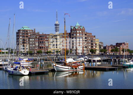 Lelystad, Pays-Bas - le 25 août 2019 : immeuble d'appartements dans le Batviahaven dans la ville hollandaise de Lelystad. Banque D'Images