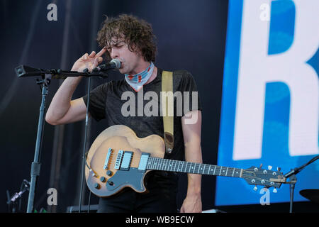 Groupe de rock indépendant anglais Razorlight. accompagné d'un chanteur et guitariste Johnny Borrell sur scène live au Festival victorieux dans la ville balnéaire sur la mer du Sud. Banque D'Images